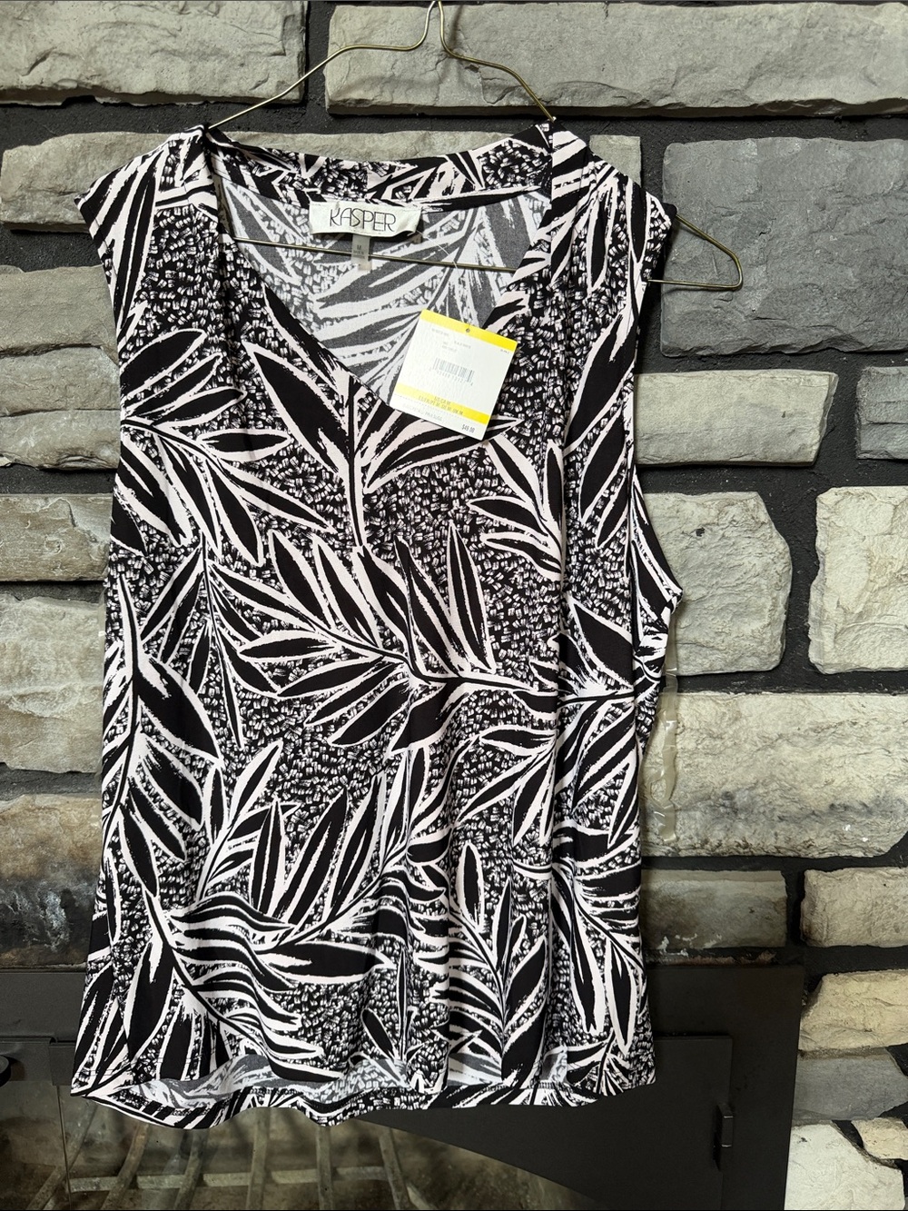 Kasper Black & White Leaf-Print Sleeveless V-Neck Top
